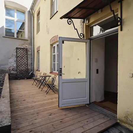 Historic With Private Garden In Old Town *