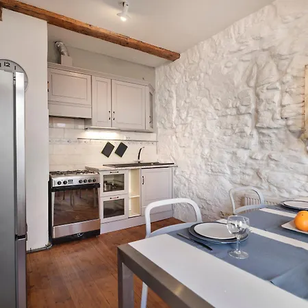 Historic With Private Garden In Old Town *