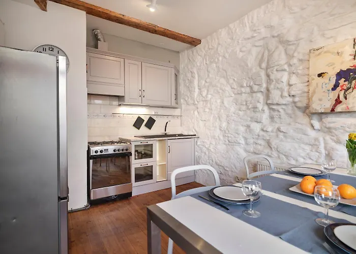 Historic With Private Garden In Old Town *